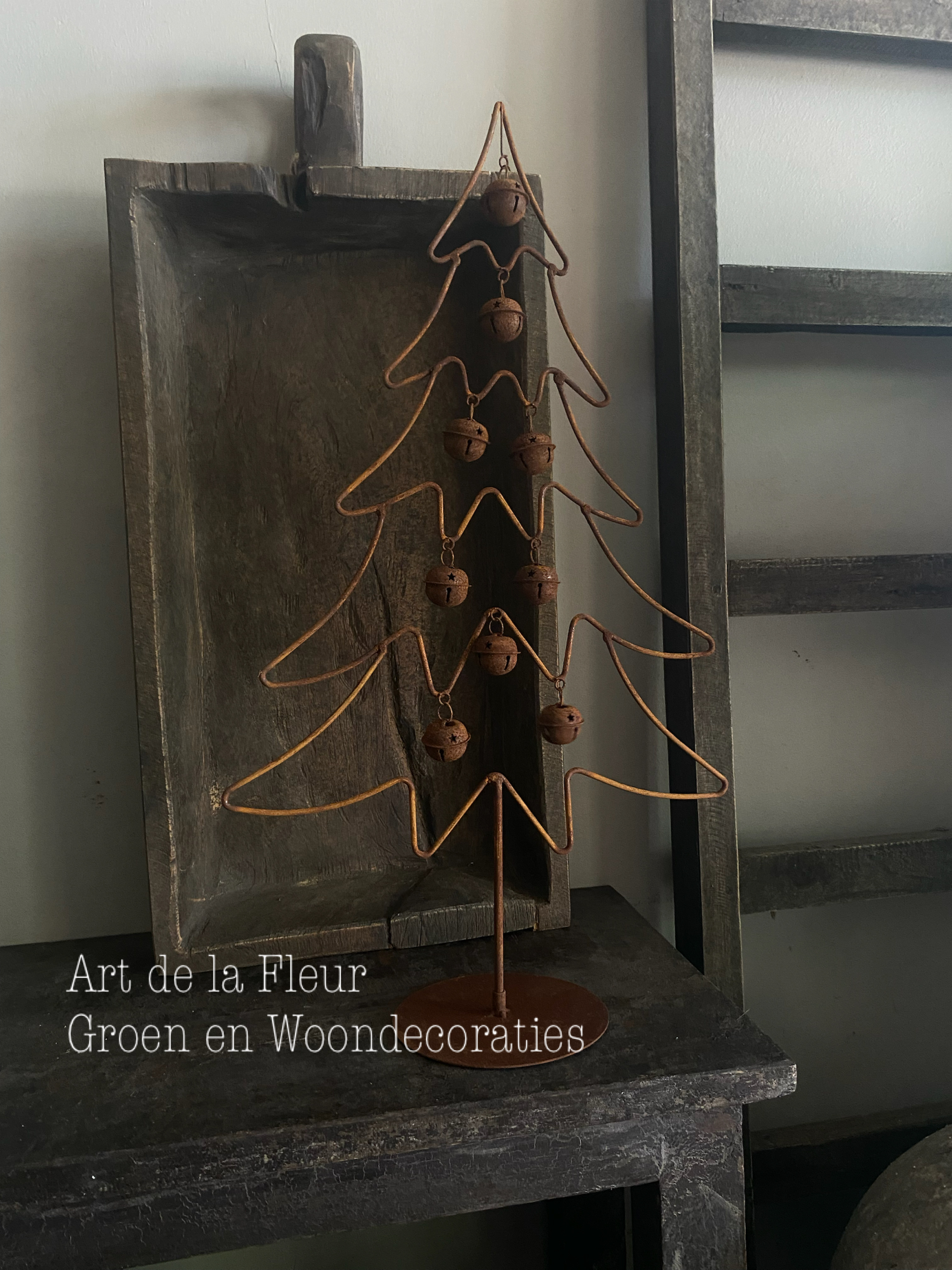 Kerstboom met kerstballen roest L 55 cm hoog