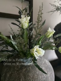 Luchtig kunst boeket met drie witte papegaai Tulpen