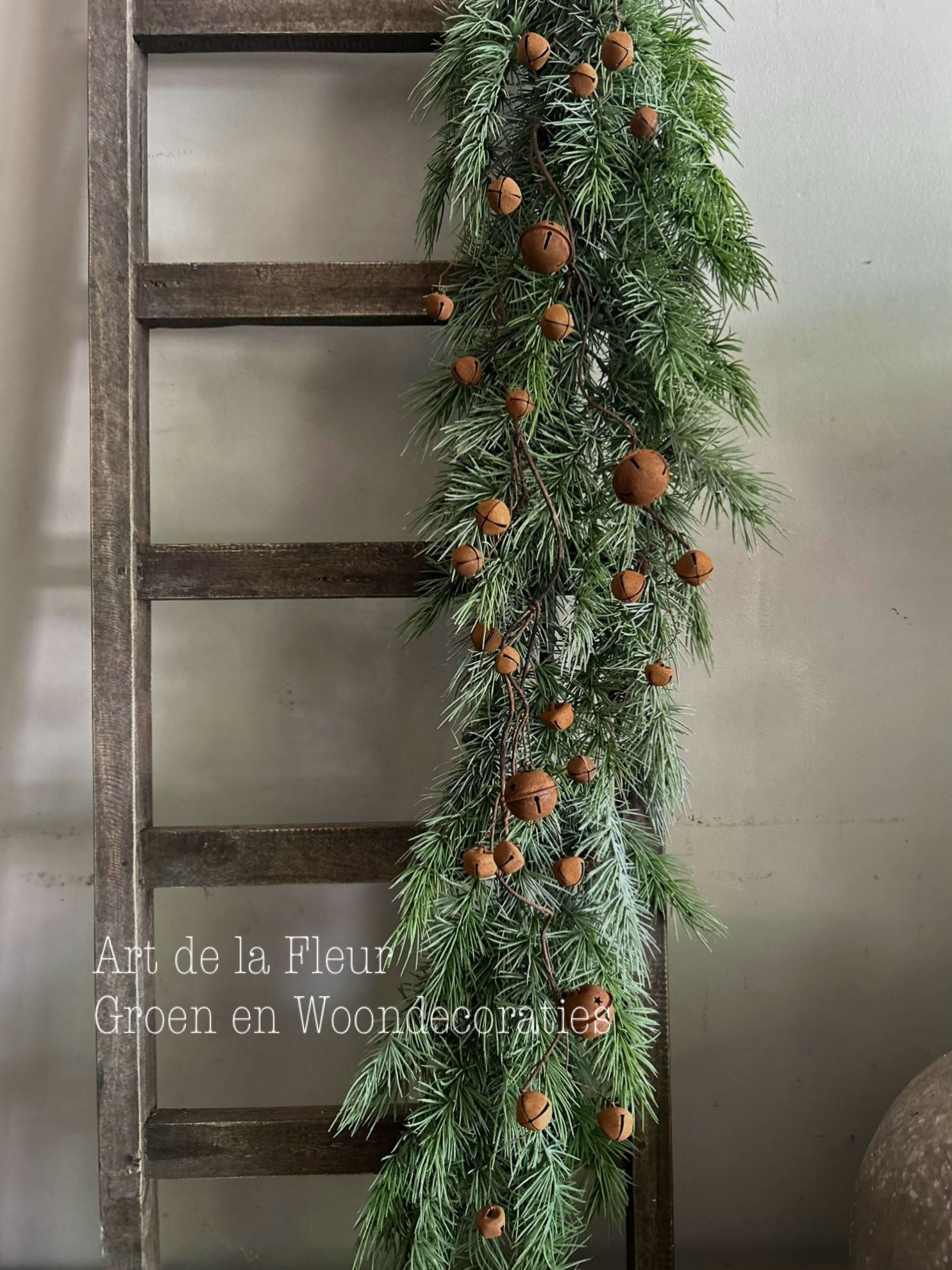 Kunst Ceder Guirlande 120 cm incl roestige belletjes maat XL