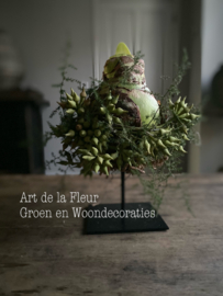Amaryllis bol M op statief met Asparagus en Eucalyptus knoppen