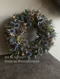 Kransje van ong 30 cm Bonsai , mos en Blauwe Distels