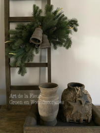 Toef met dennenappels kunst  ( klokken los te koop )