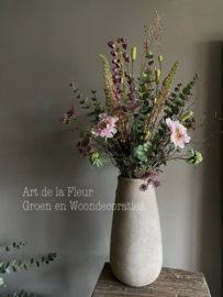 Kunst plukboeket veld mooi in een slanke hoge vaas