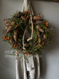 Herfst krans 35 cm met dennenappels en Rozenbottels