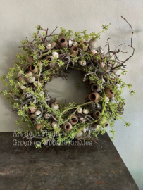 Krans van echt mos , bonsai , schelpen en kunst solidago ong 35 cm