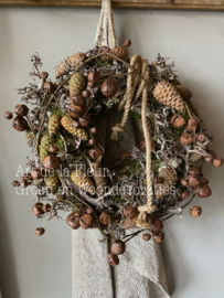 Krans met div droogmaterialen en belletjes 34 a 40 cm