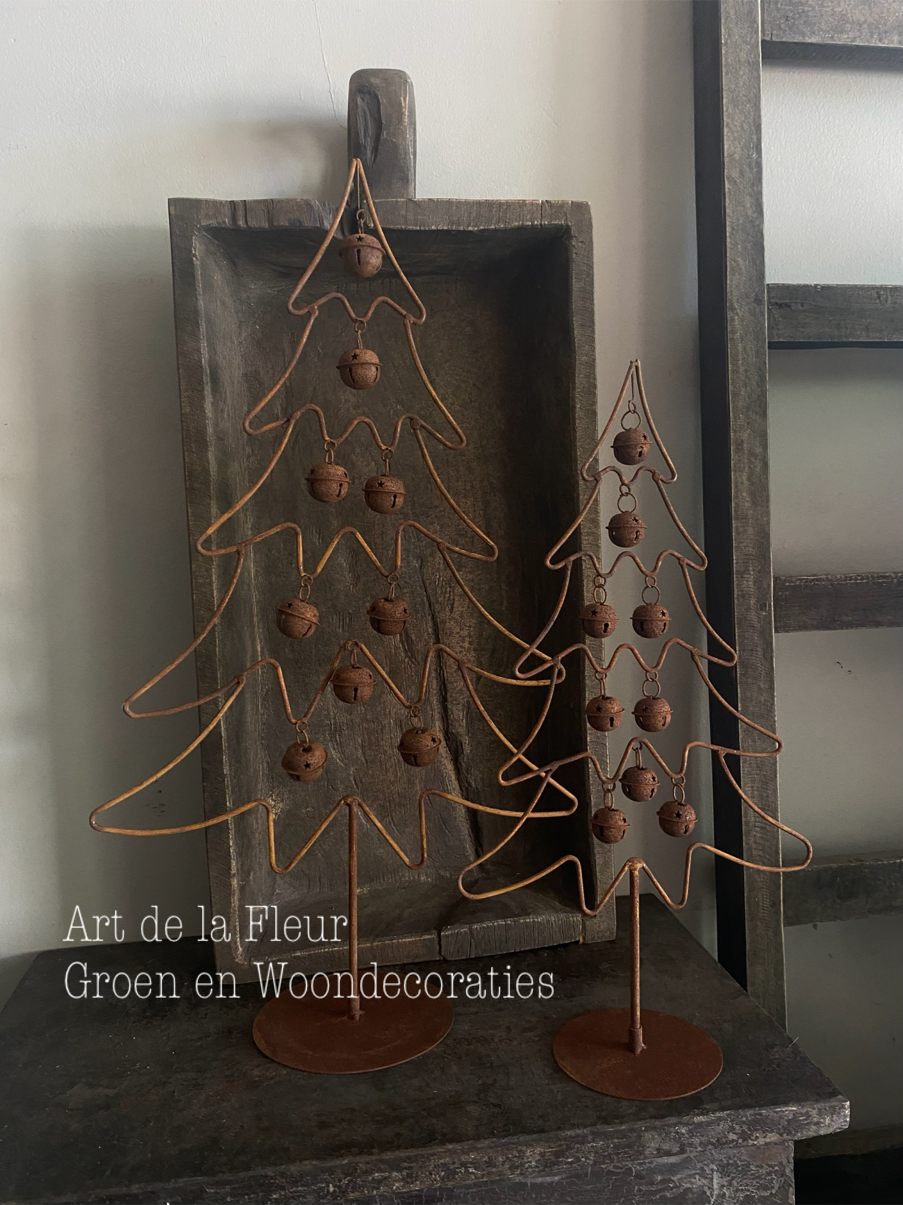 Kerstboom met kerstballen roest L 55 cm hoog