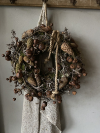 Herfst krans 35 cm met dennenappels en roestige belletjes