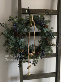 Kunstkrans mix van Eucalyptus en bessen 40 cm