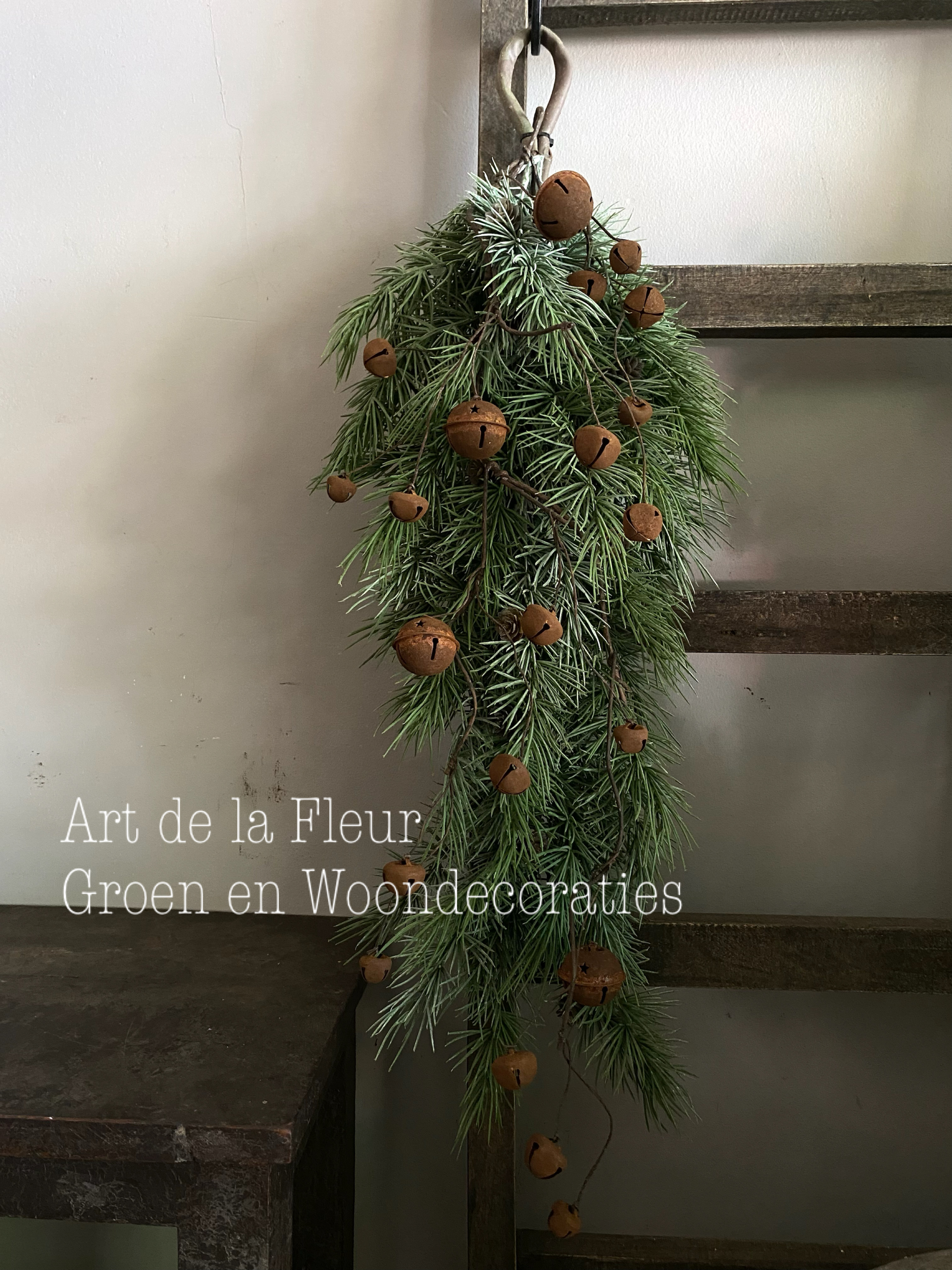 Kunst Ceder Guirlande 75 cm incl roestige belletjes