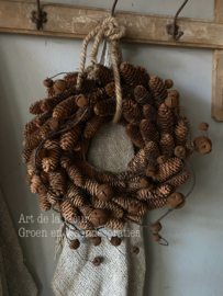 Krans van Sparrenappels met roestige belletjes 37 cm