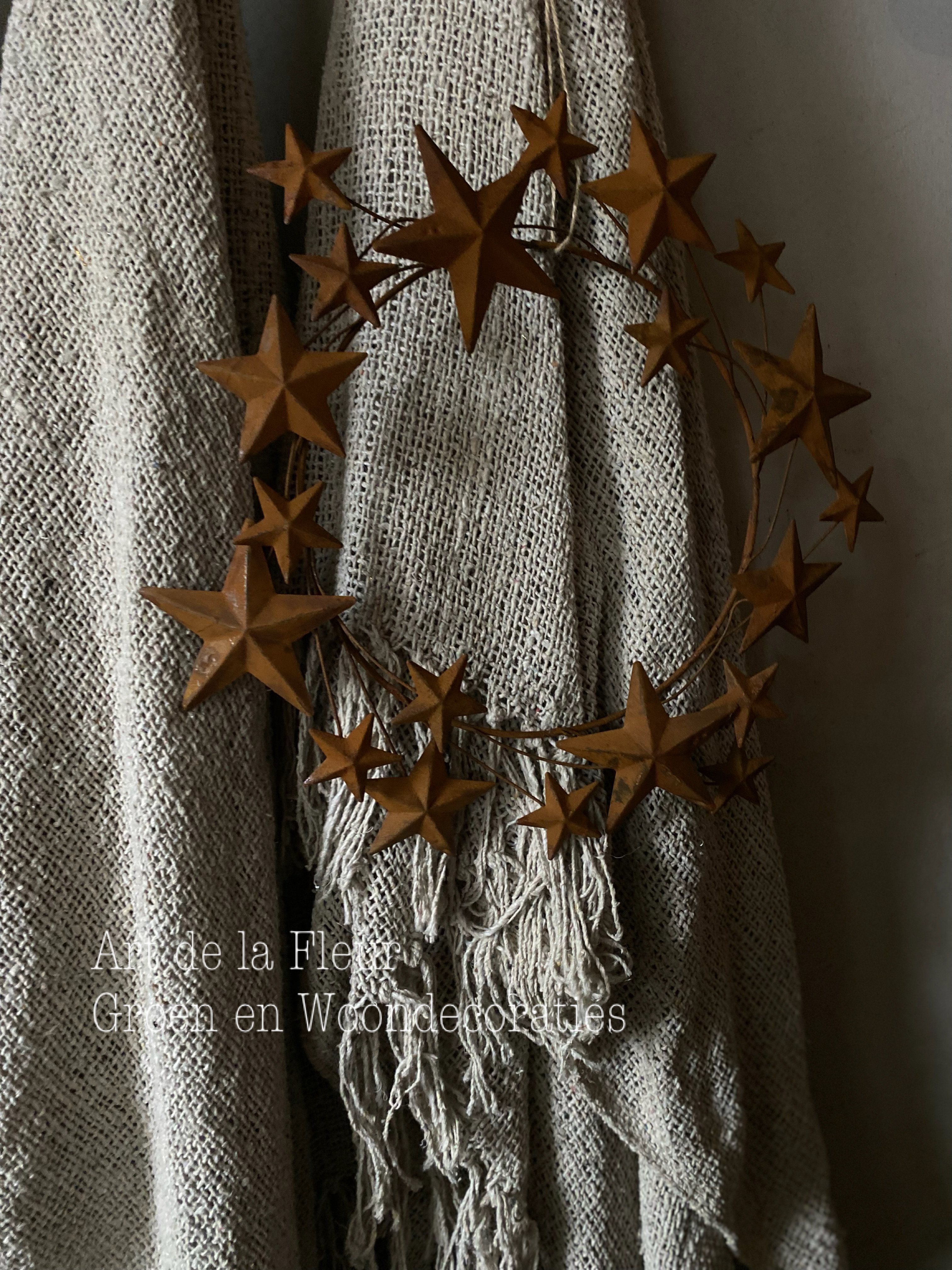 Roestige krans met sterretjes 30 cm