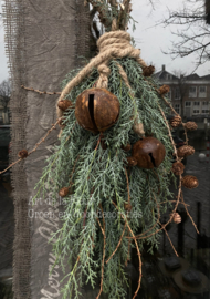Kerst toef Cypresse / Larix en roestige bellen.