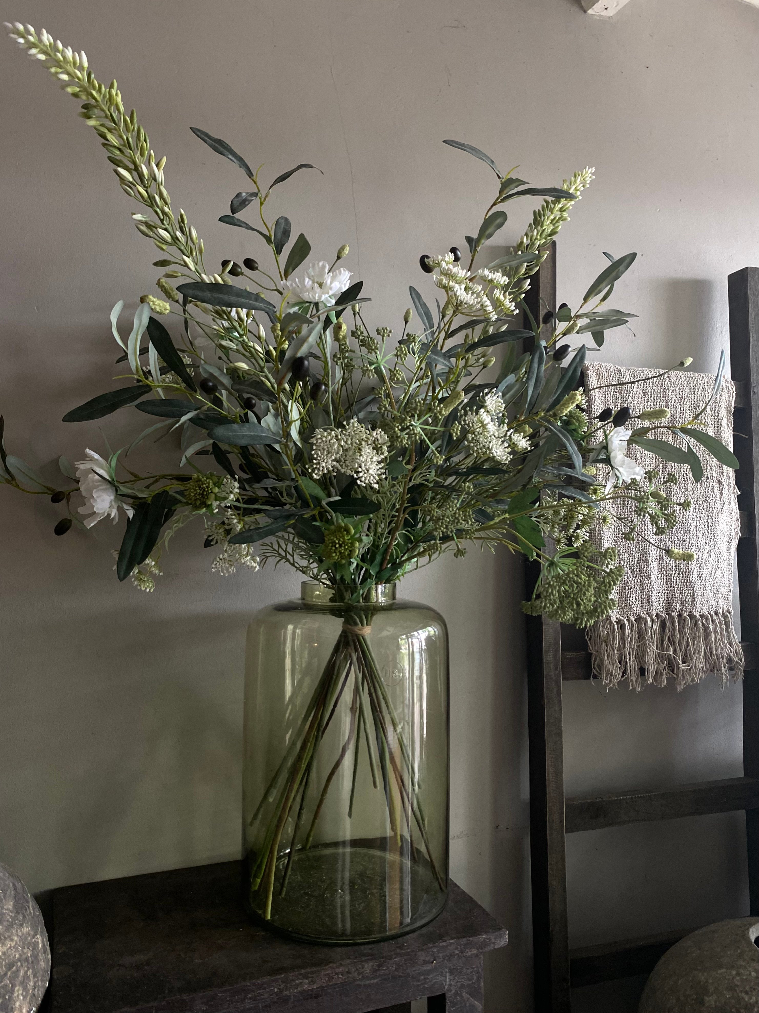 Kunstboeket xl wit tinten met exclusieve soorten
