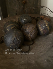 Houten | metaal beslag bal aan touw