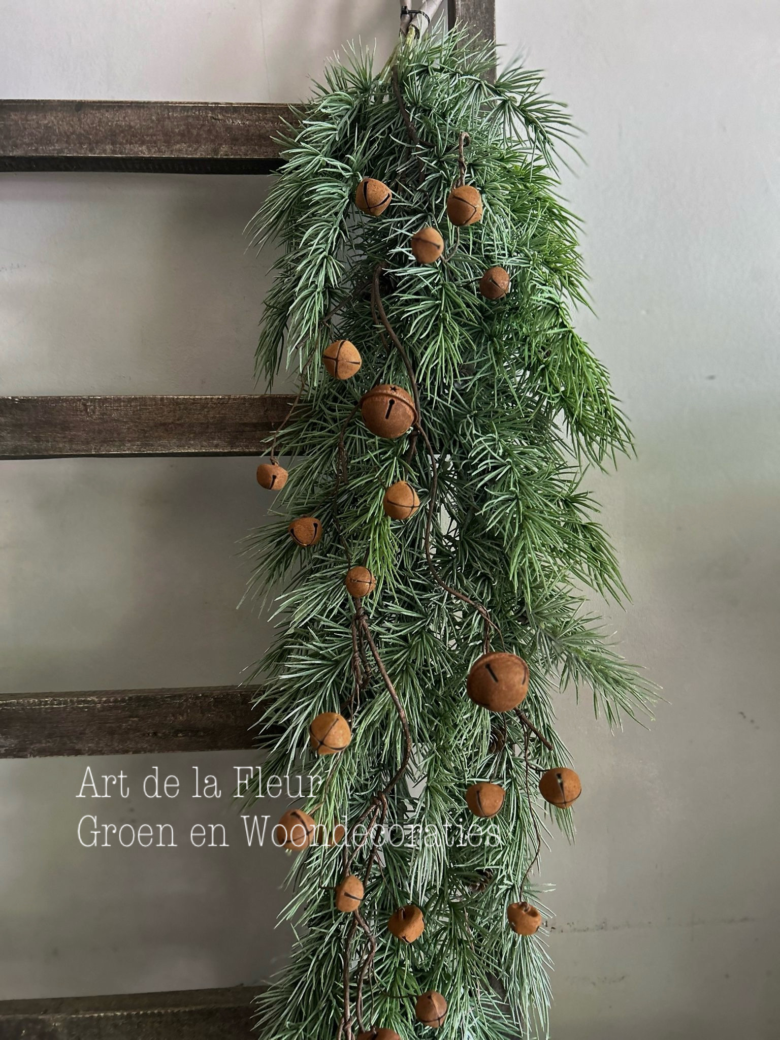 Kunst Ceder Guirlande 120 cm incl roestige belletjes maat XL