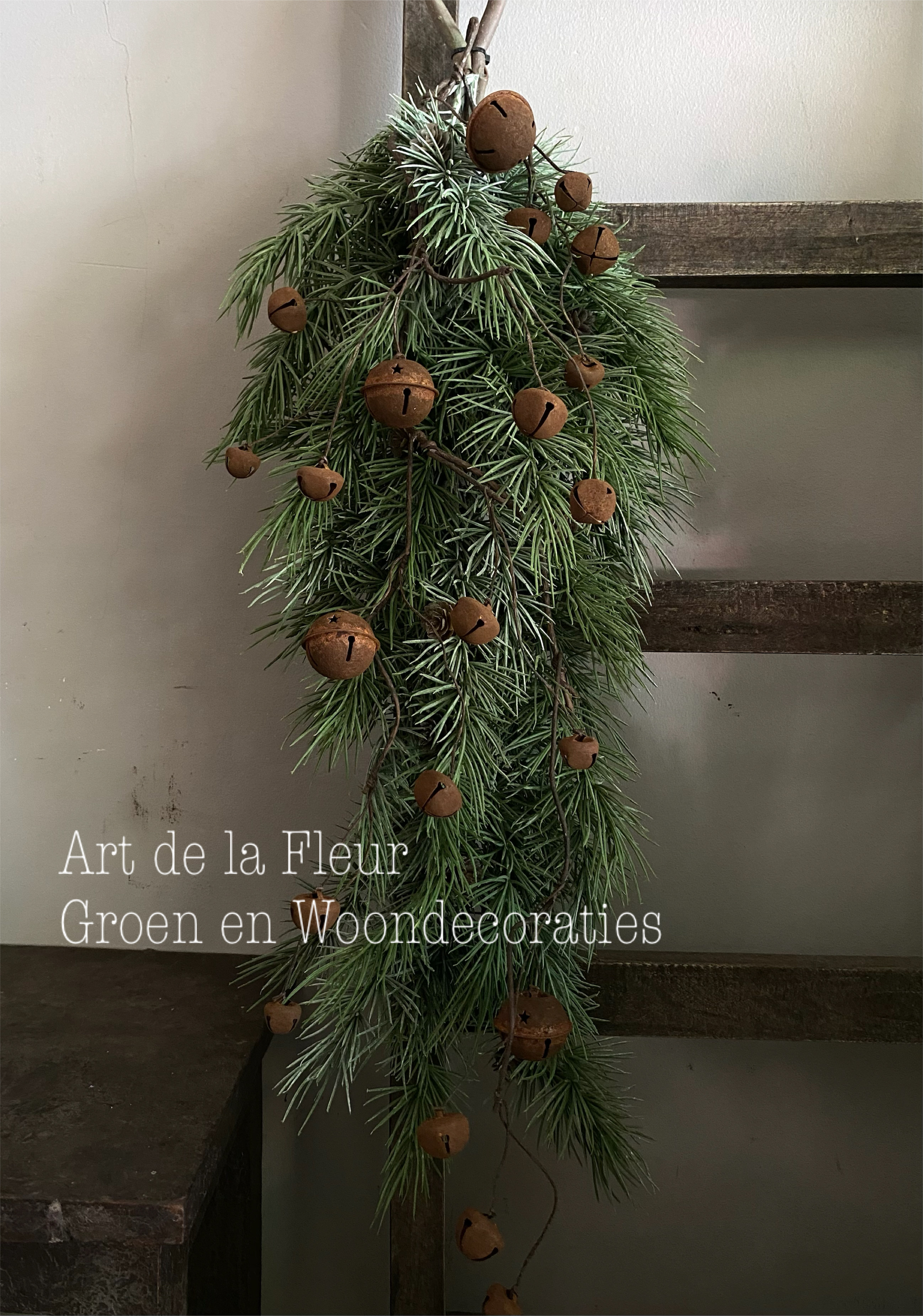 Kunst Ceder Guirlande 75 cm incl roestige belletjes