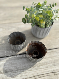 Set van drie zinken potjes 1 wat groter 2 wat kleiner