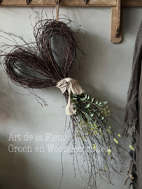 Berkenhart afgewerkt met bakkersdoek 60 a65 cm met 2 kunsttakkenEucalyptus en 1 x Pimpernel