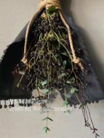 Kunst toef met Eucalyptus , ligusterbes en donker Kalkdoek