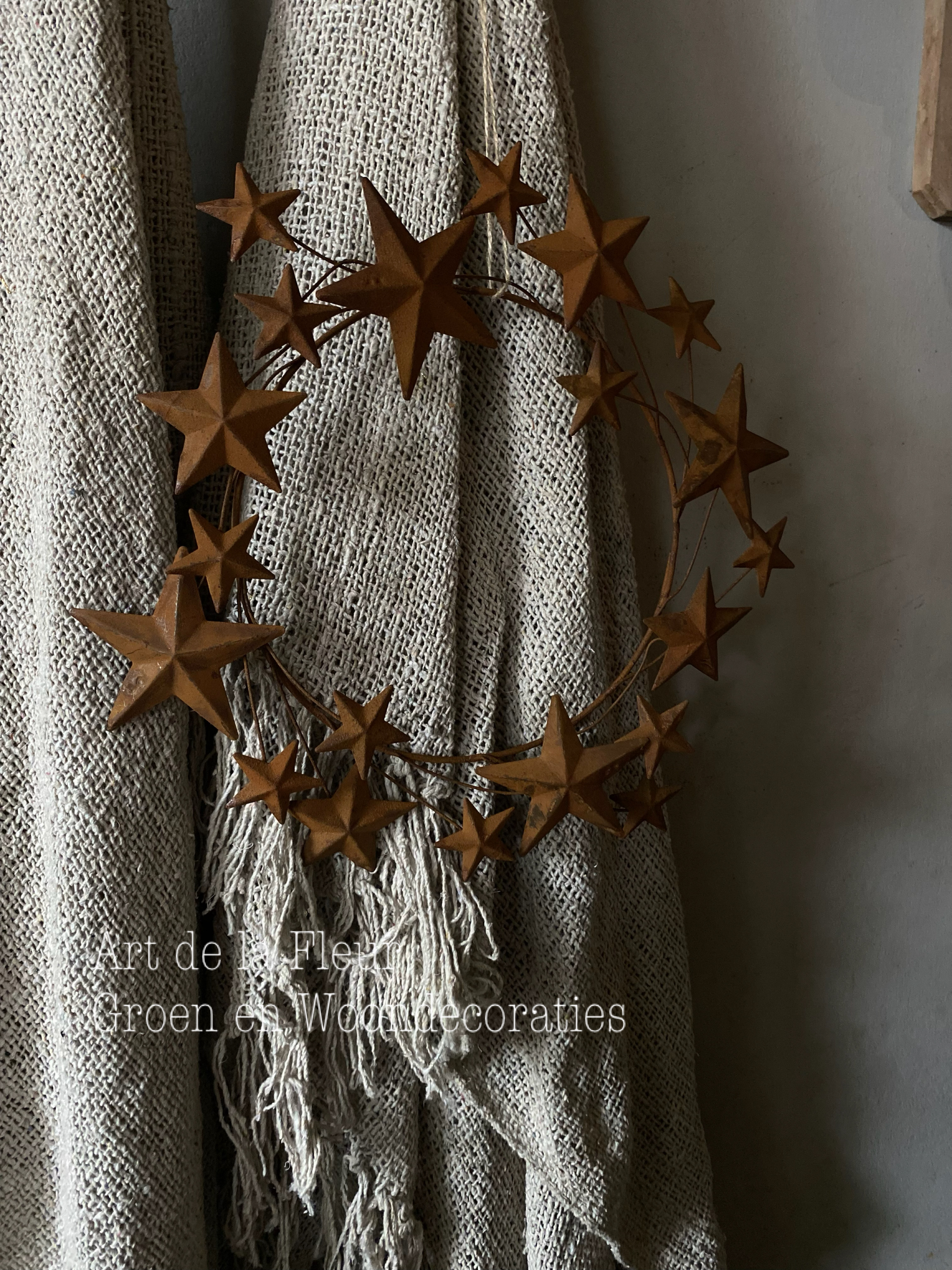 Roestige krans met sterretjes 30 cm