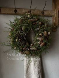 Krans met Asparagus , dennenappels en Eucalyptus Bells cm ongeveer