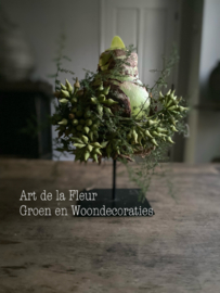Amaryllis bol M op statief met Asparagus en Eucalyptus knoppen
