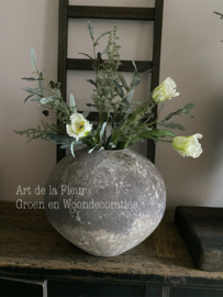 Luchtig kunst boeket met drie witte papegaai Tulpen