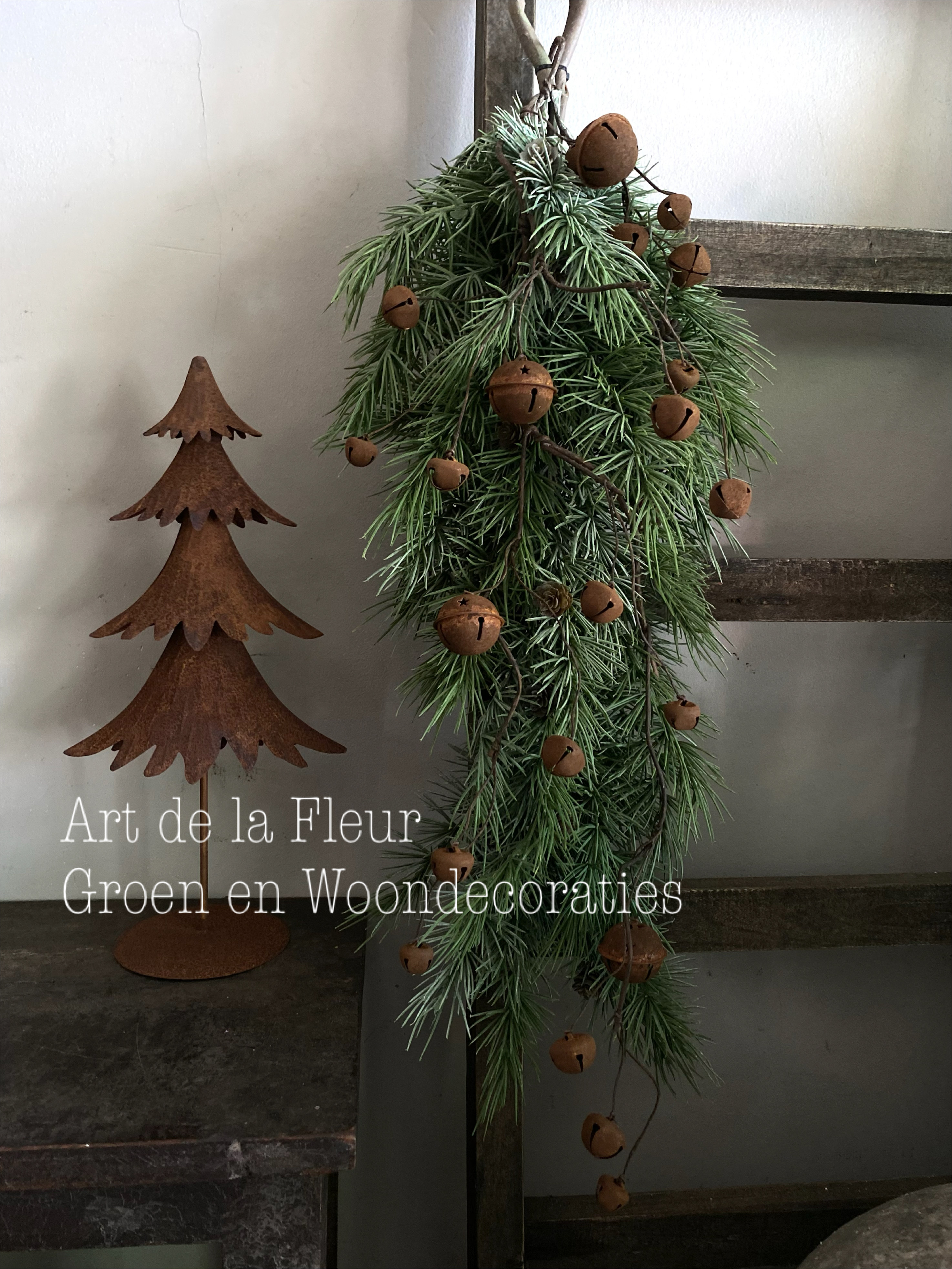 Kunst Ceder Guirlande 75 cm incl roestige belletjes