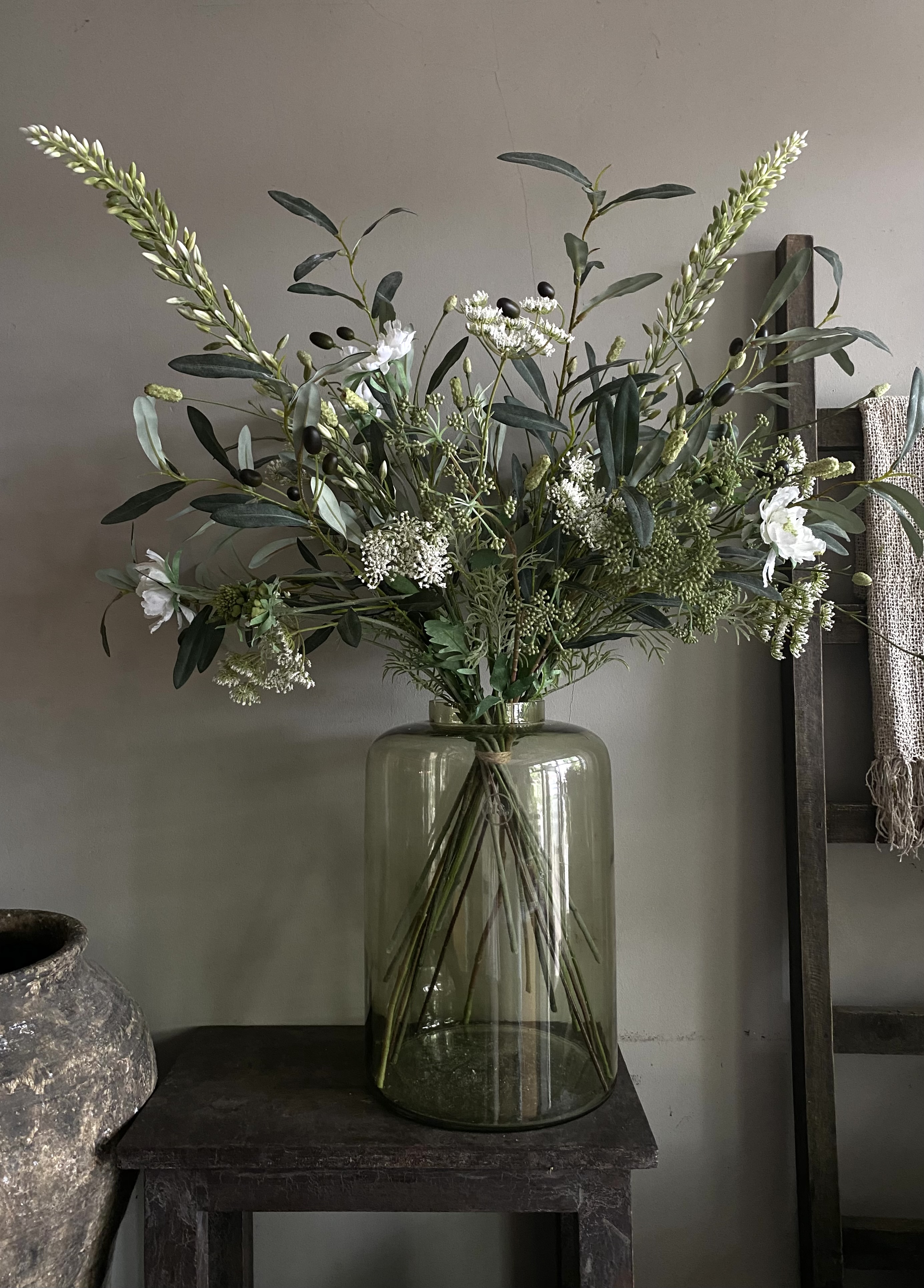 Kunstboeket xl wit tinten met exclusieve soorten