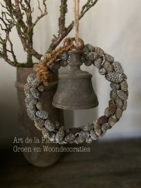 Natuurlijk kransje met houten klok