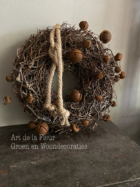 Bonsai kransje opgemaakt met een stoer touw en roestige belletjes