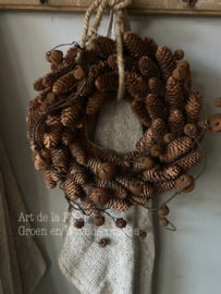 Krans van Sparrenappels met roestige belletjes 37 cm