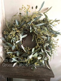 Krans | Bonsai krans met kunst Olijf , bes Eucalyptus en Asparagus 45 a 50 cm