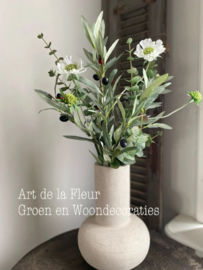 Kunst boeketje met witte Scabiosa