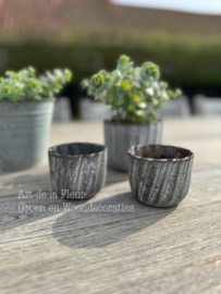 Set van drie zinken potjes 1 wat groter 2 wat kleiner