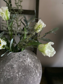 Luchtig kunst boeket met drie witte papegaai Tulpen