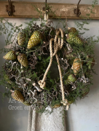 Krans met Asparagus en Dennenappels 35 a 40 cm