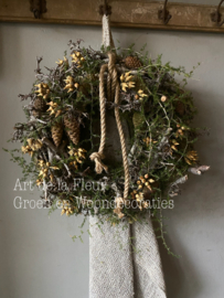 Herfst krans 35 cm met dennenappels en Eucalyptus vruchten
