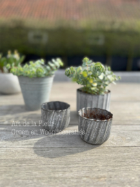 Set van drie zinken potjes 1 wat groter 2 wat kleiner