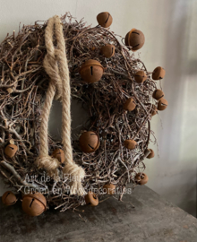 Bonsai kransje opgemaakt met een stoer touw en roestige belletjes