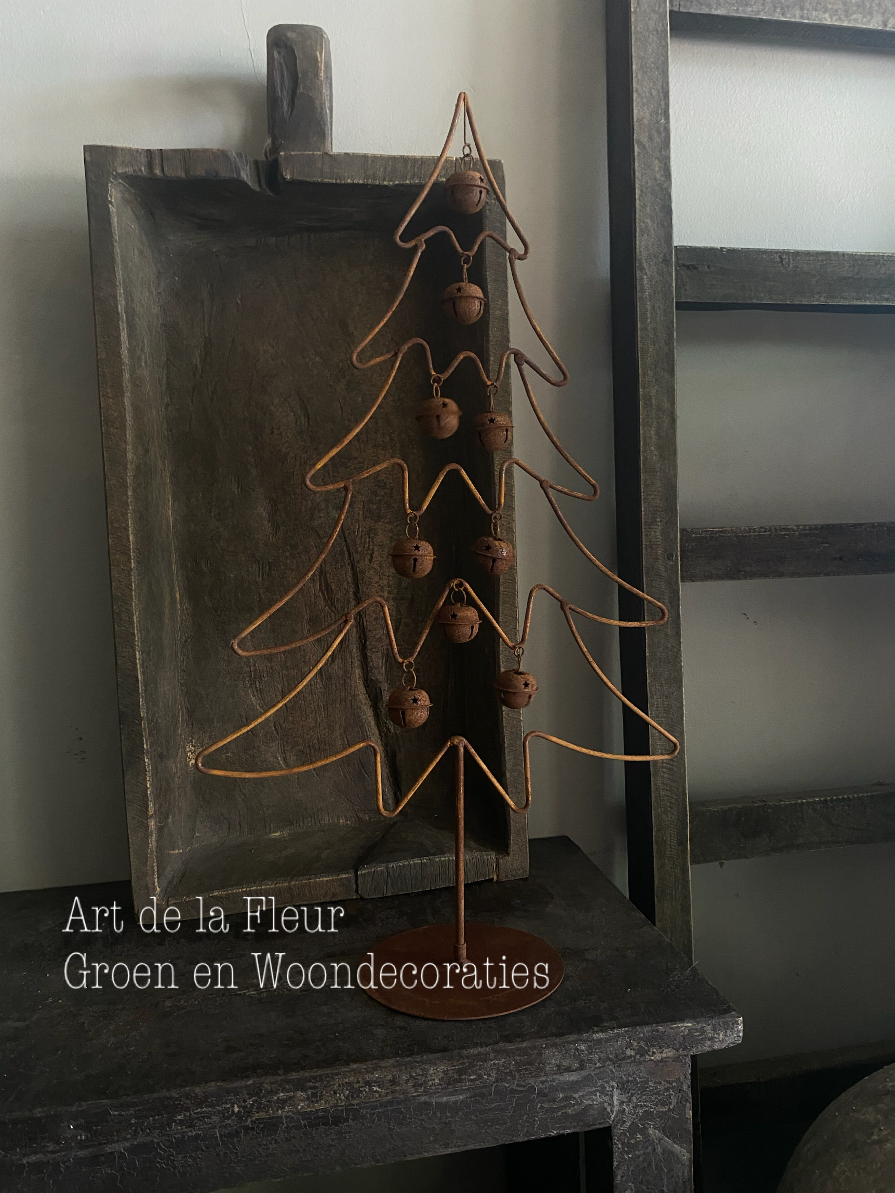 Kerstboom met kerstballen roest L 55 cm hoog