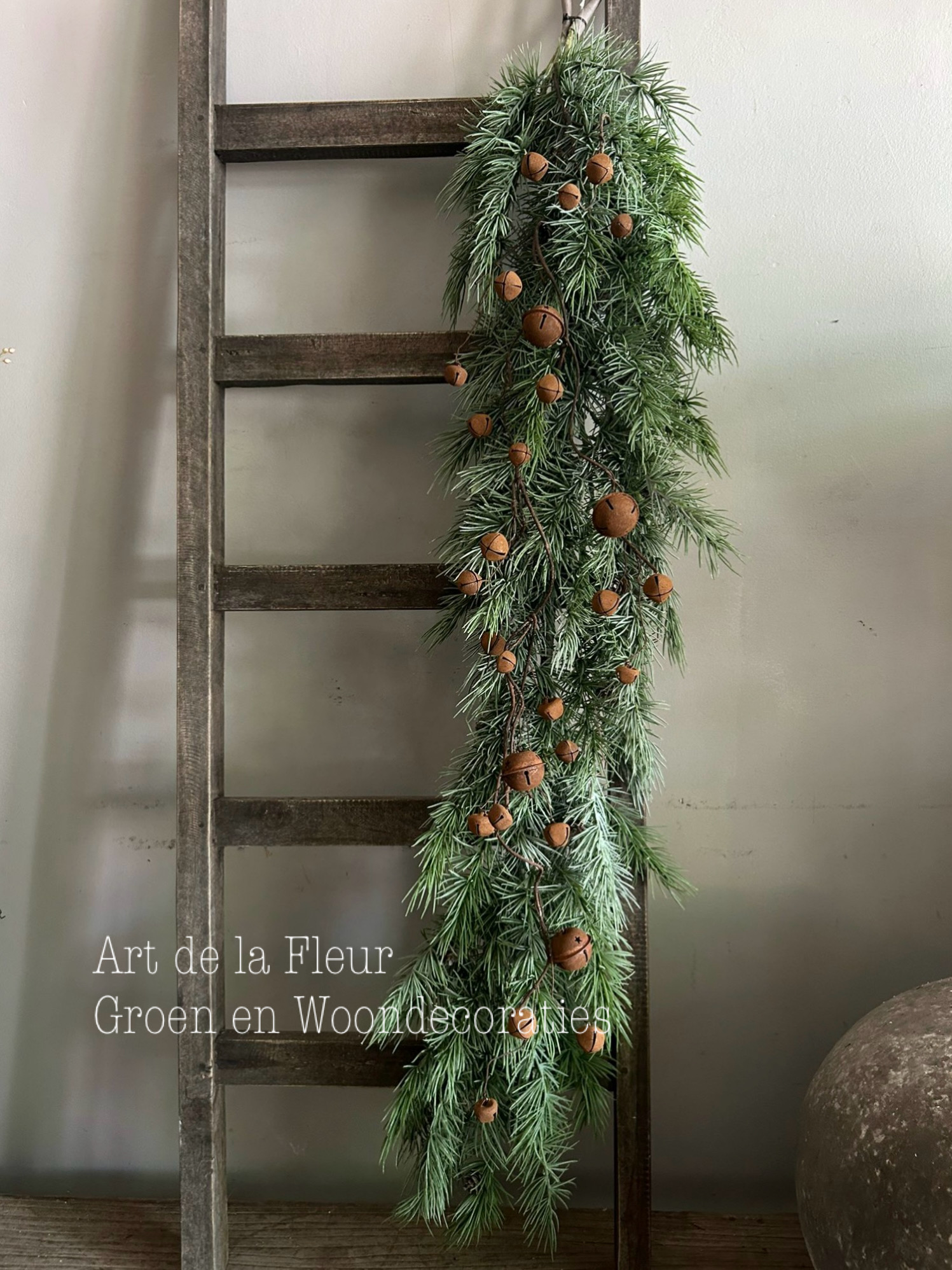 Kunst Ceder Guirlande 120 cm incl roestige belletjes maat XL
