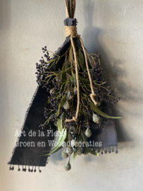 Kunst toef met Eucalyptus klokjes , Ligusterbes en donker Kalkdoek