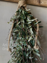 Toef met kunst Olijf , en twee soorten eucalyptus 80 cm grof gebonden