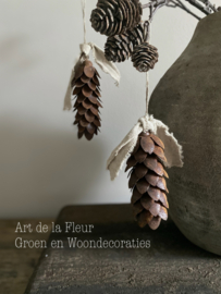 Hanging ornament Dennenappel M met doekje
