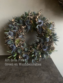 Kransje van ong 30 cm Bonsai , mos en Blauwe Distels