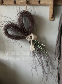 Berkenhart afgewerkt met bakkersdoek 60 a65 cm met 1 kunsttak Eucalyptus