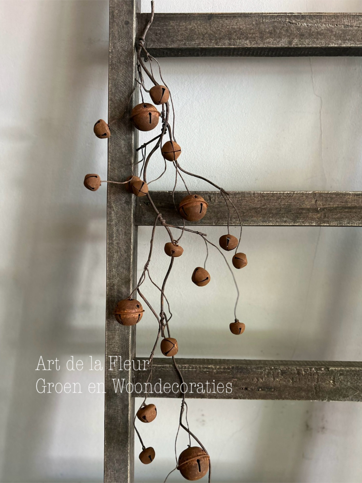Roestige belletjes zeer buigzaam op steel 80 cm ong