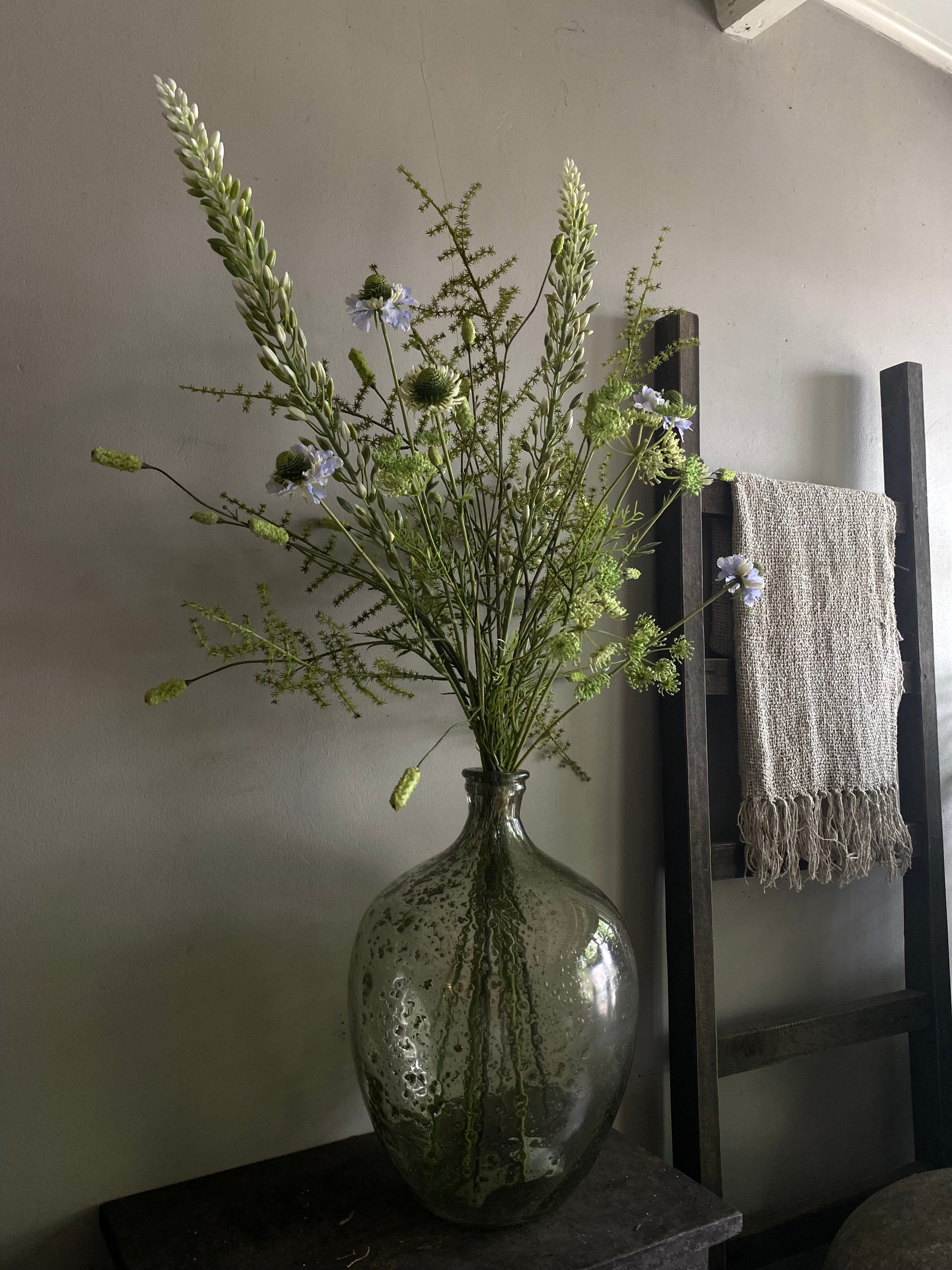 Kunst plukboeket met licht blauwe scabiosa
